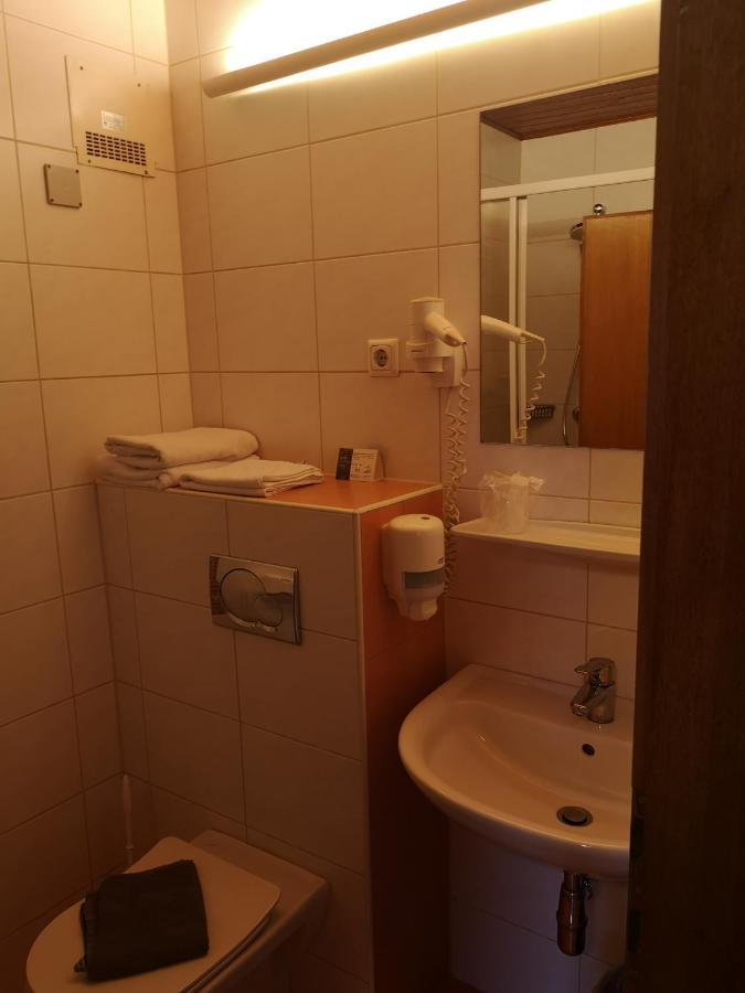Wirt Z'minsta Hotel